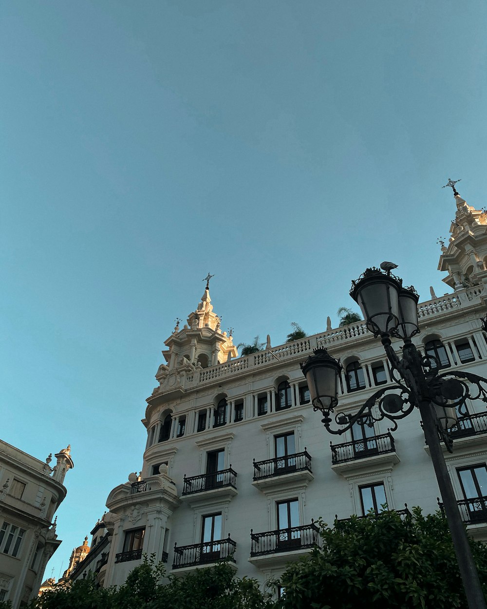 a street light in front of a tall building