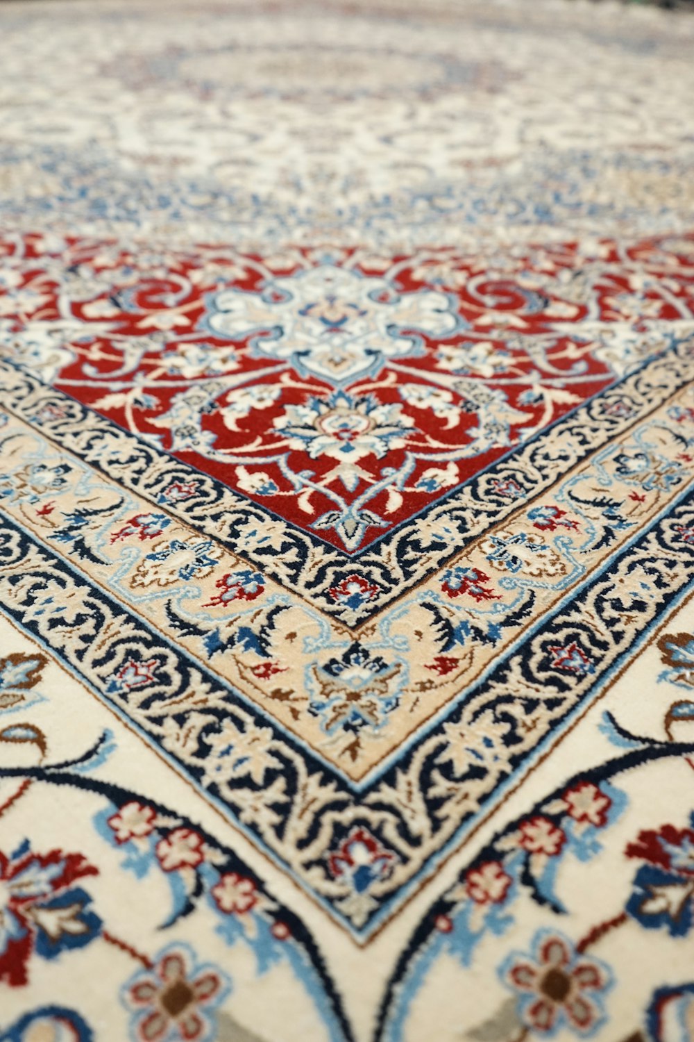 Una alfombra oriental con un diseño rojo, azul y blanco