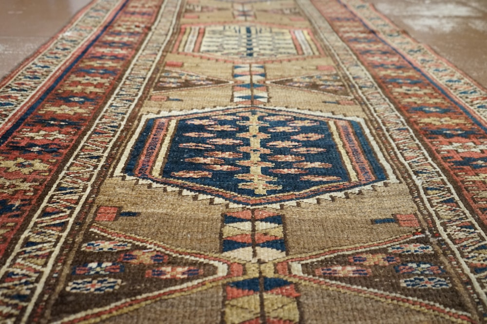 un grande tappeto orientale su un pavimento di legno