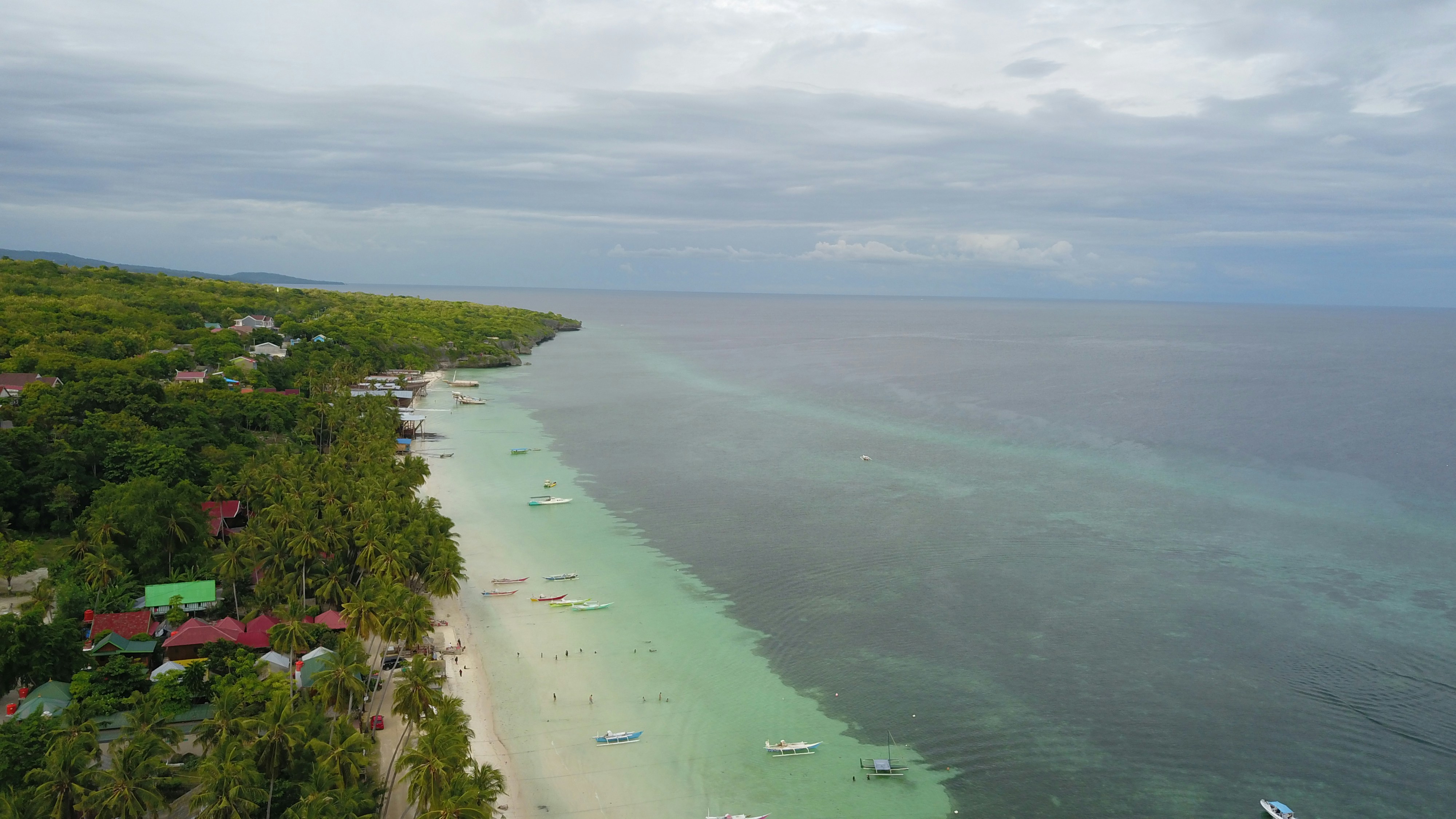 An aerial view of a beach with boats in the water photo – Free Darubiah ...