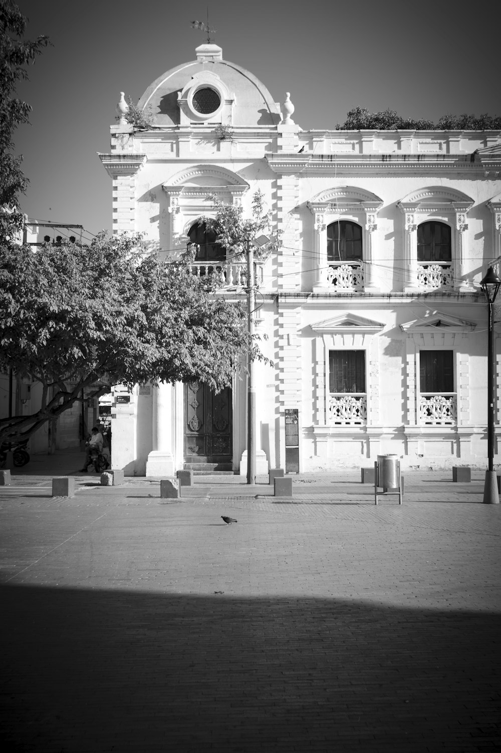 a black and white photo of a building