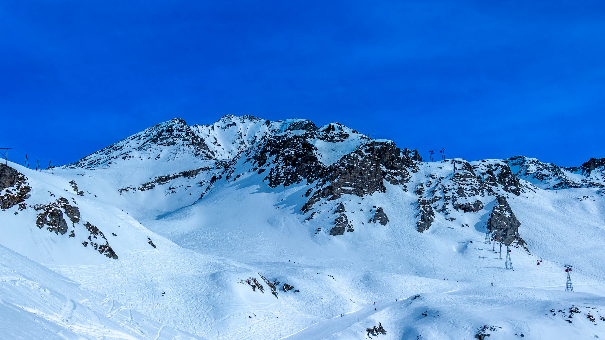 Snow-covered mountains and a ski lift above the resort, on La Plagne ski holidays