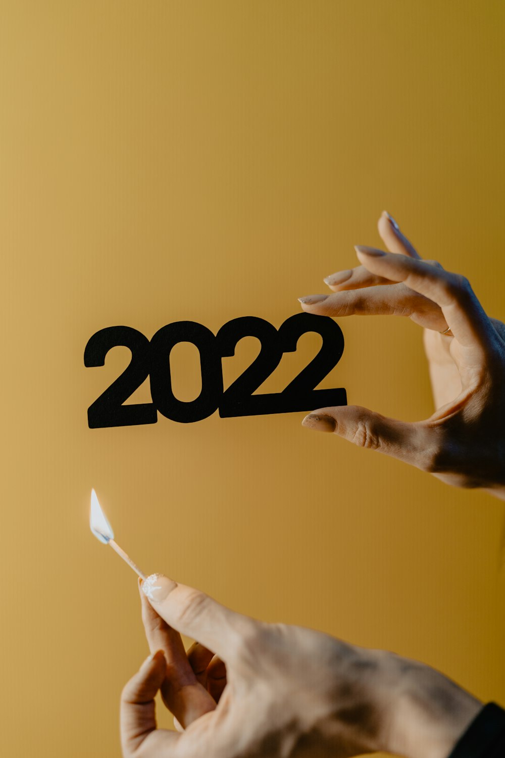 two hands holding a piece of paper with the numbers 2012 and 2012 on it