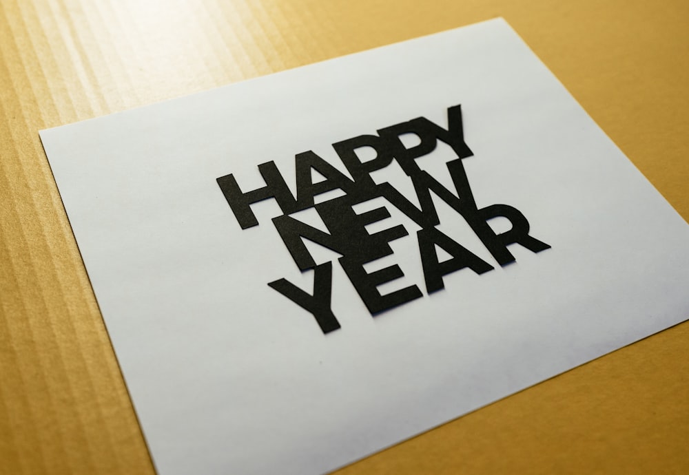 Un pezzo di carta con le parole Happy New Year ritagliate