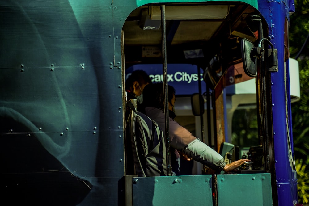 Un uomo in piedi sulla porta di un autobus