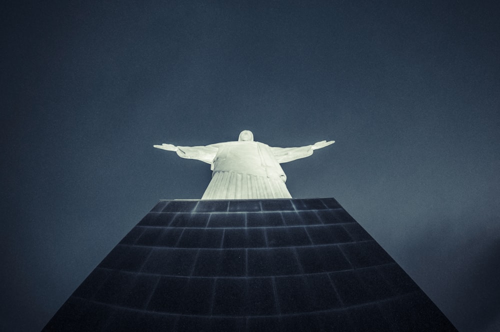 Une grande statue de Jésus au sommet d’un bâtiment