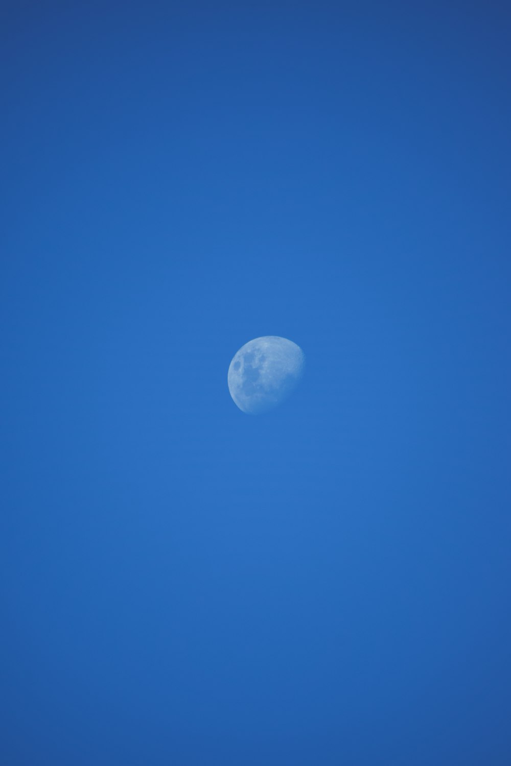 Un aereo che vola nel cielo con la luna sullo sfondo