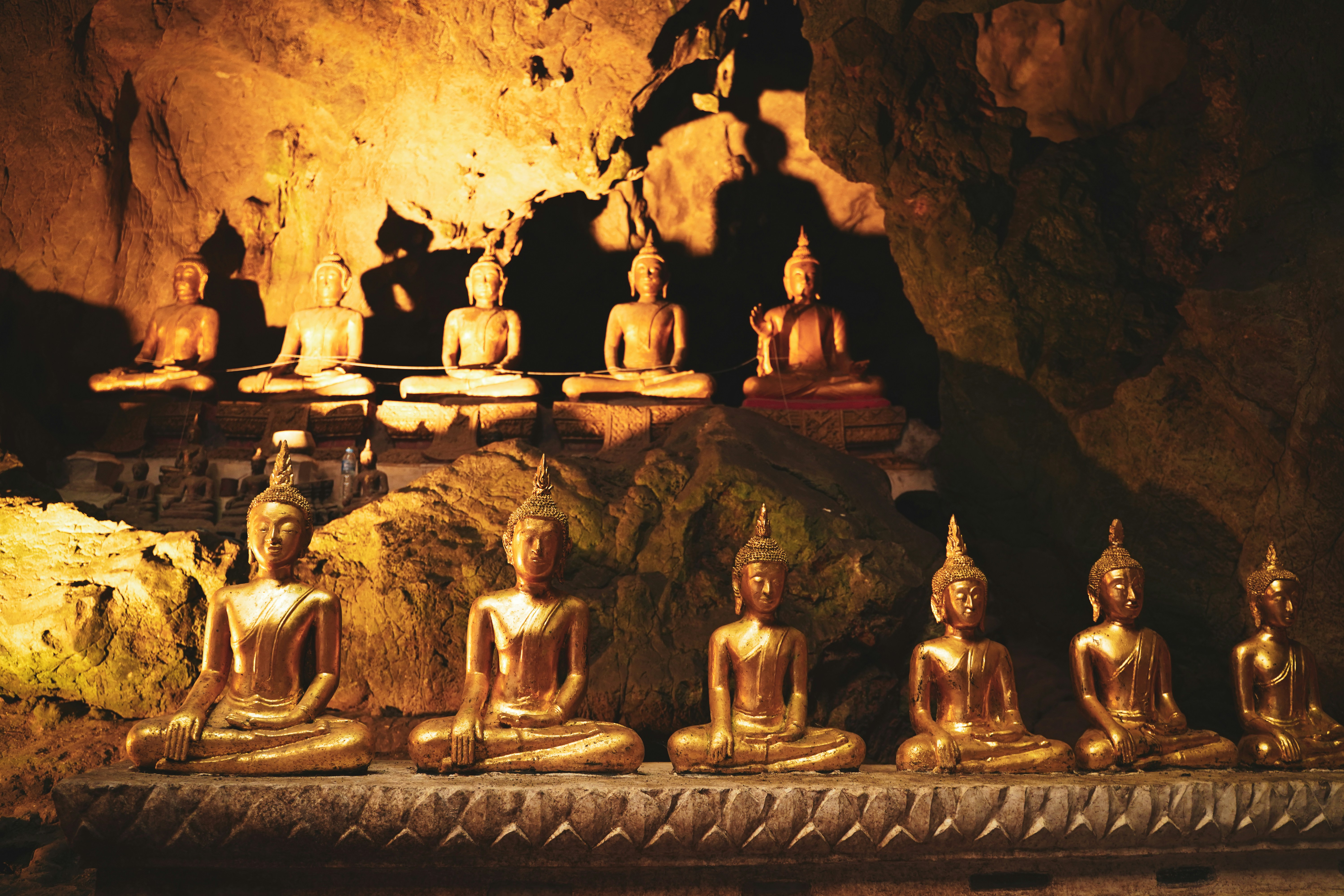 Statuettes de Bouddha dans la grotte