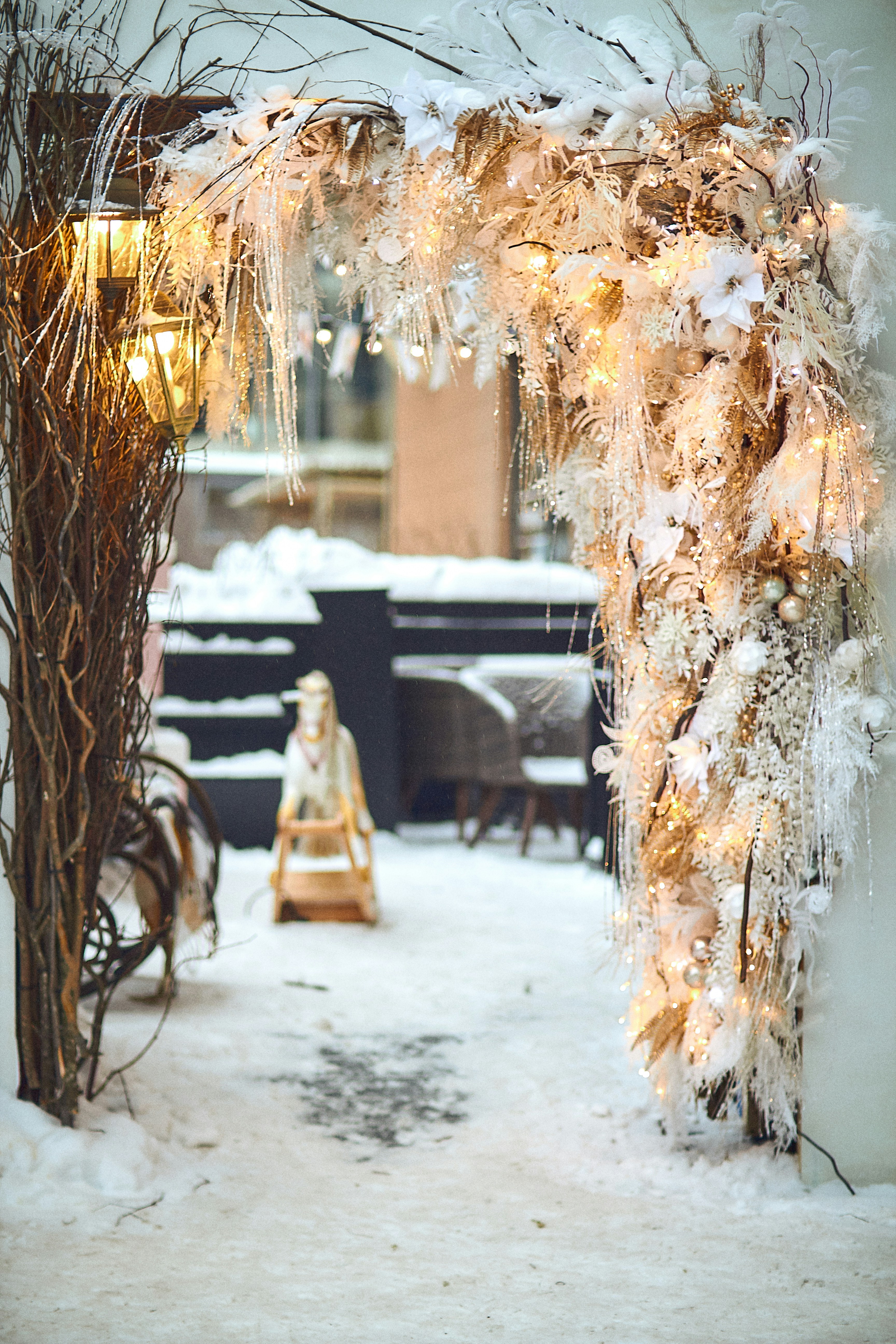 frosted forest snow, winter wedding decor, ilustrasi artikel Enchanting Winter Wedding Decor: Create Your Own Winter Wonderland 2