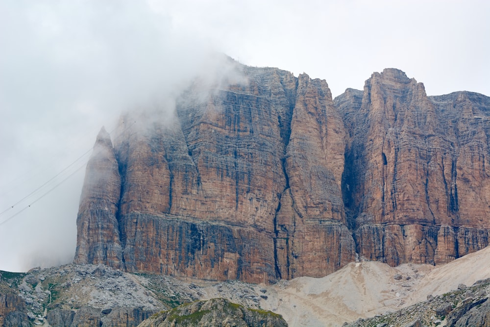 Una montagna molto alta con alcune nuvole nel cielo