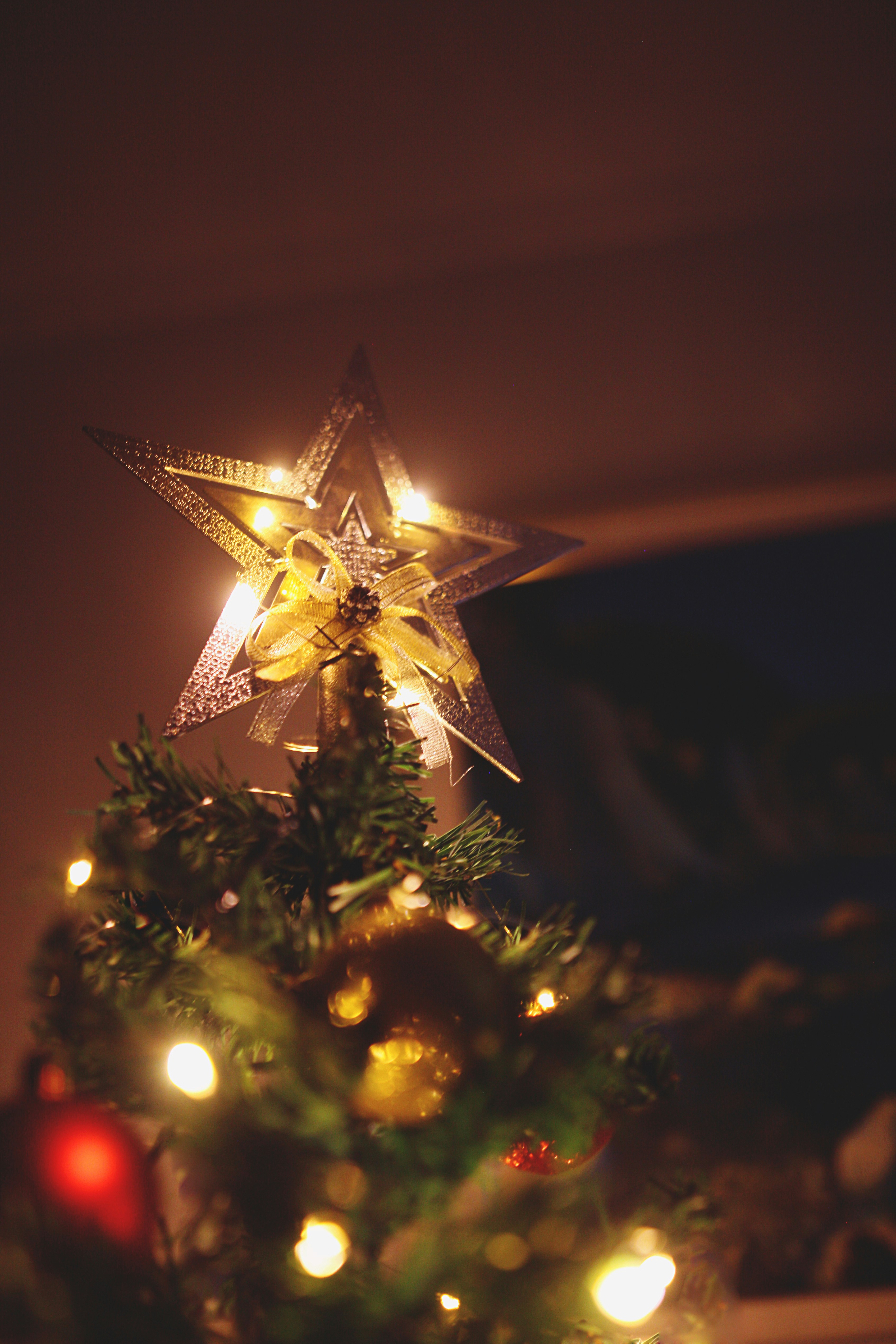 uma árvore de Natal com uma estrela em cima dela
