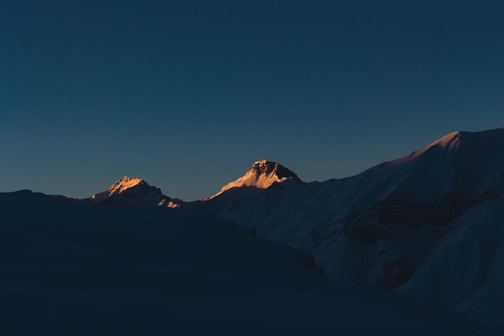 Ein Blick auf die Spitze eines Berges bei Sonnenuntergang