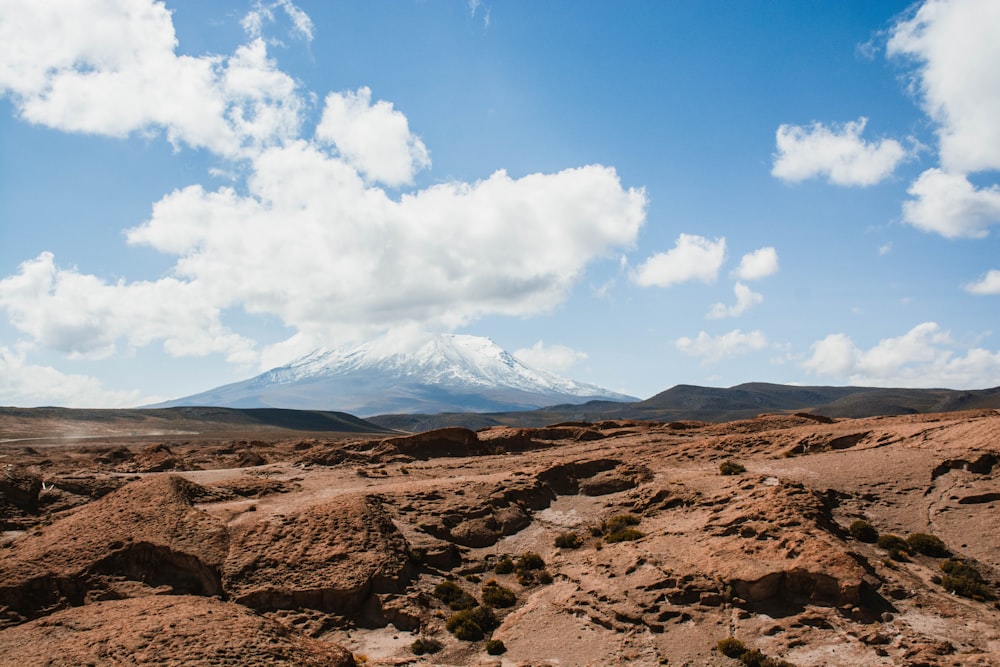 une vue d’une montagne enneigée au loin