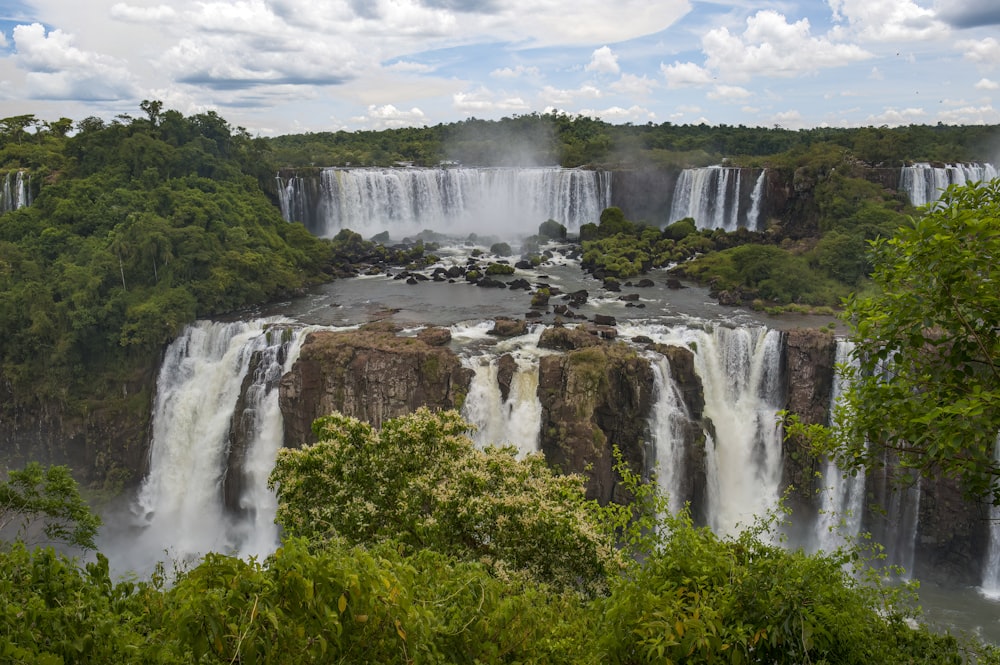 una grande cascata circondata da alberi verdi lussureggianti