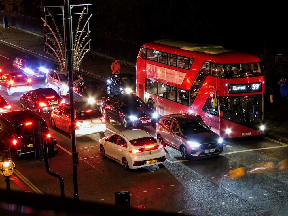 Ein roter Doppeldeckerbus fährt eine Straße entlang