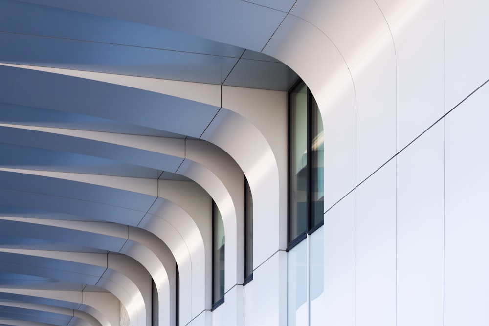 un edificio que tiene un montón de ventanas