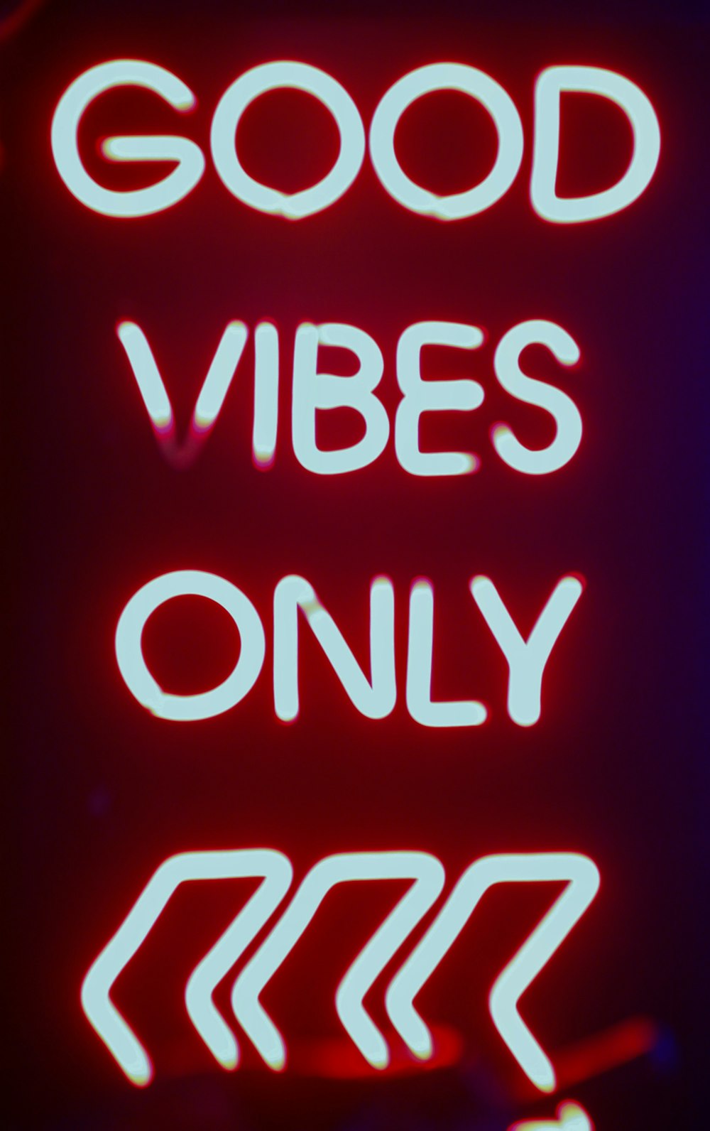 a neon sign that says good vibes only