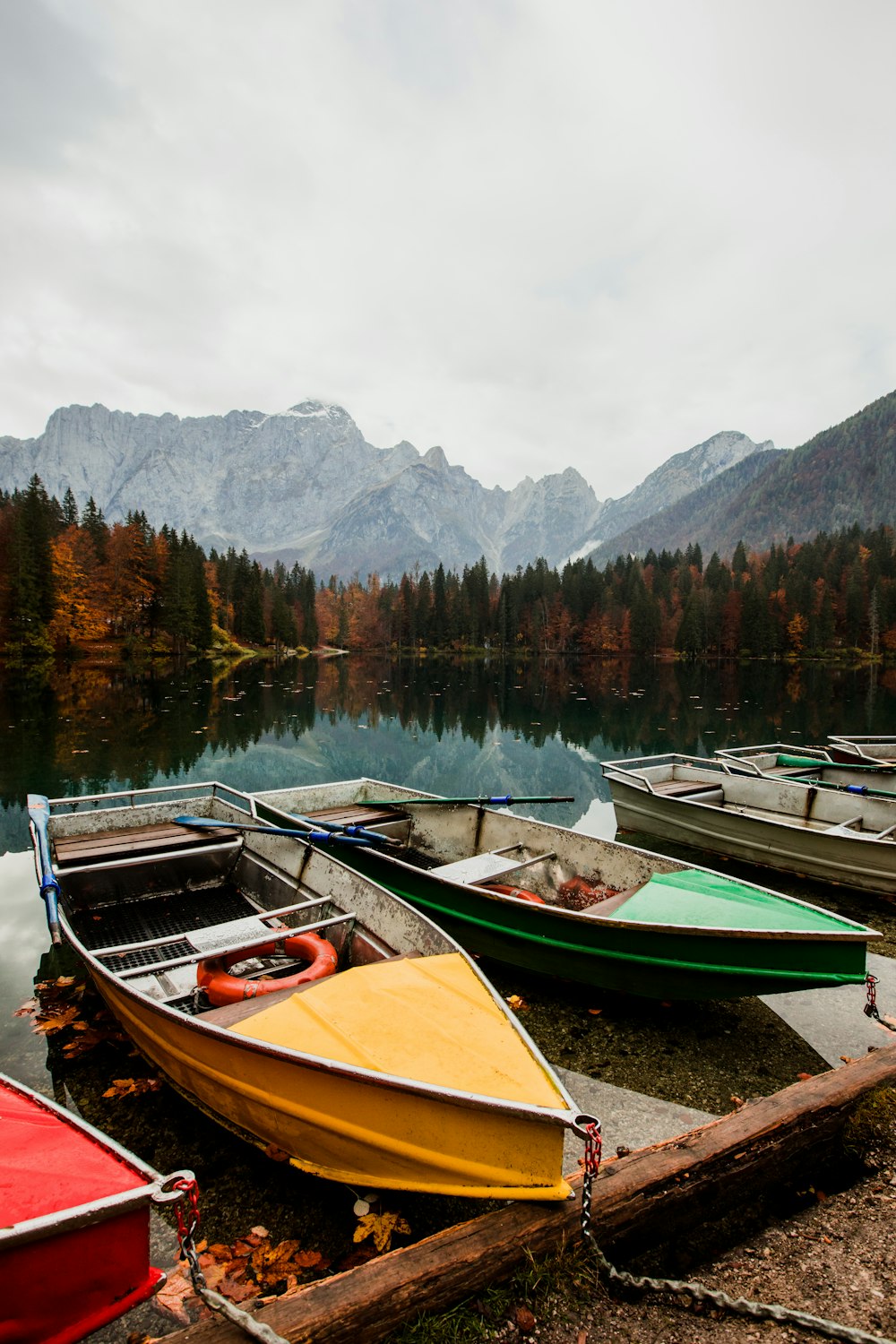 a group of boats sitting on top of a lake