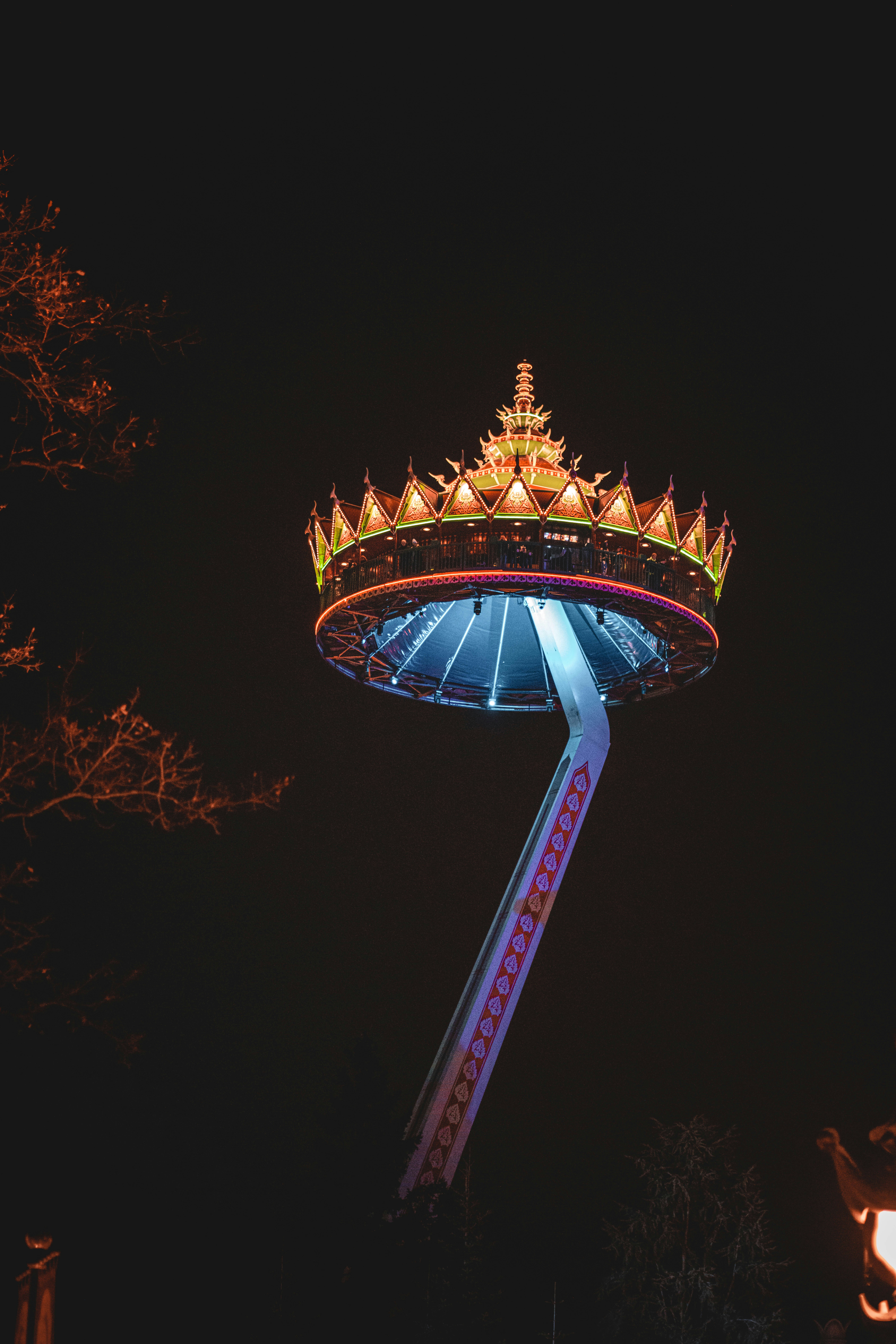 Eine Karnevalsfahrt, die nachts im Dunkeln beleuchtet wird