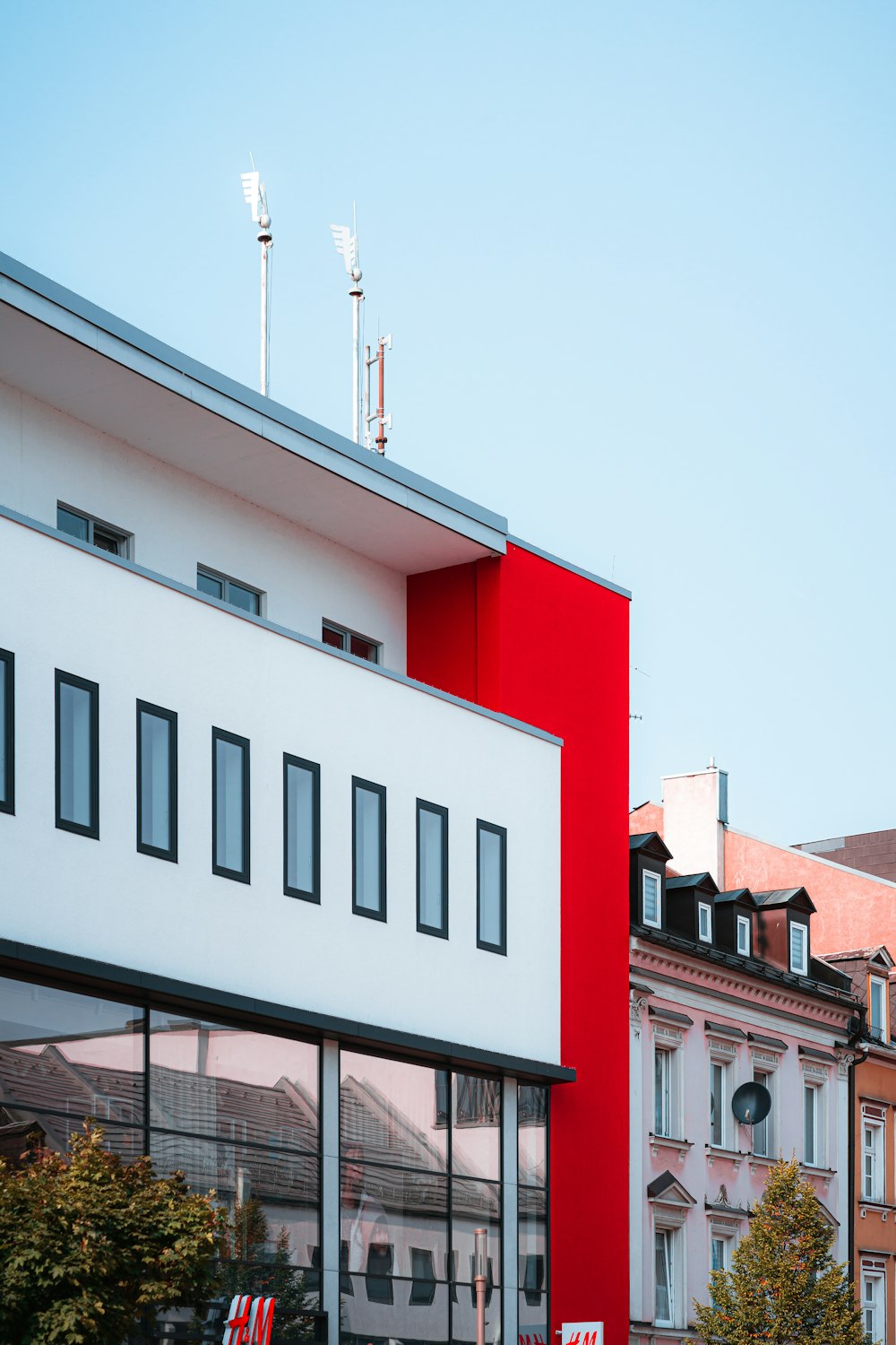 ein rot-weißes Gebäude neben einer Gebäudezeile