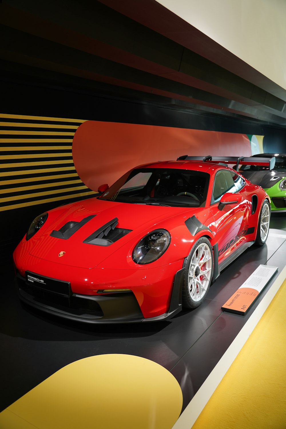 um carro esportivo vermelho em exibição em um museu