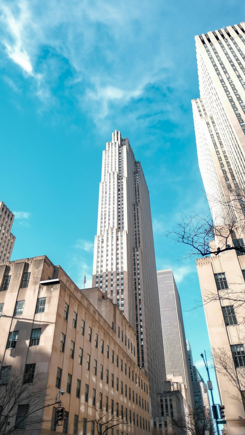 a view of a very tall building in the city