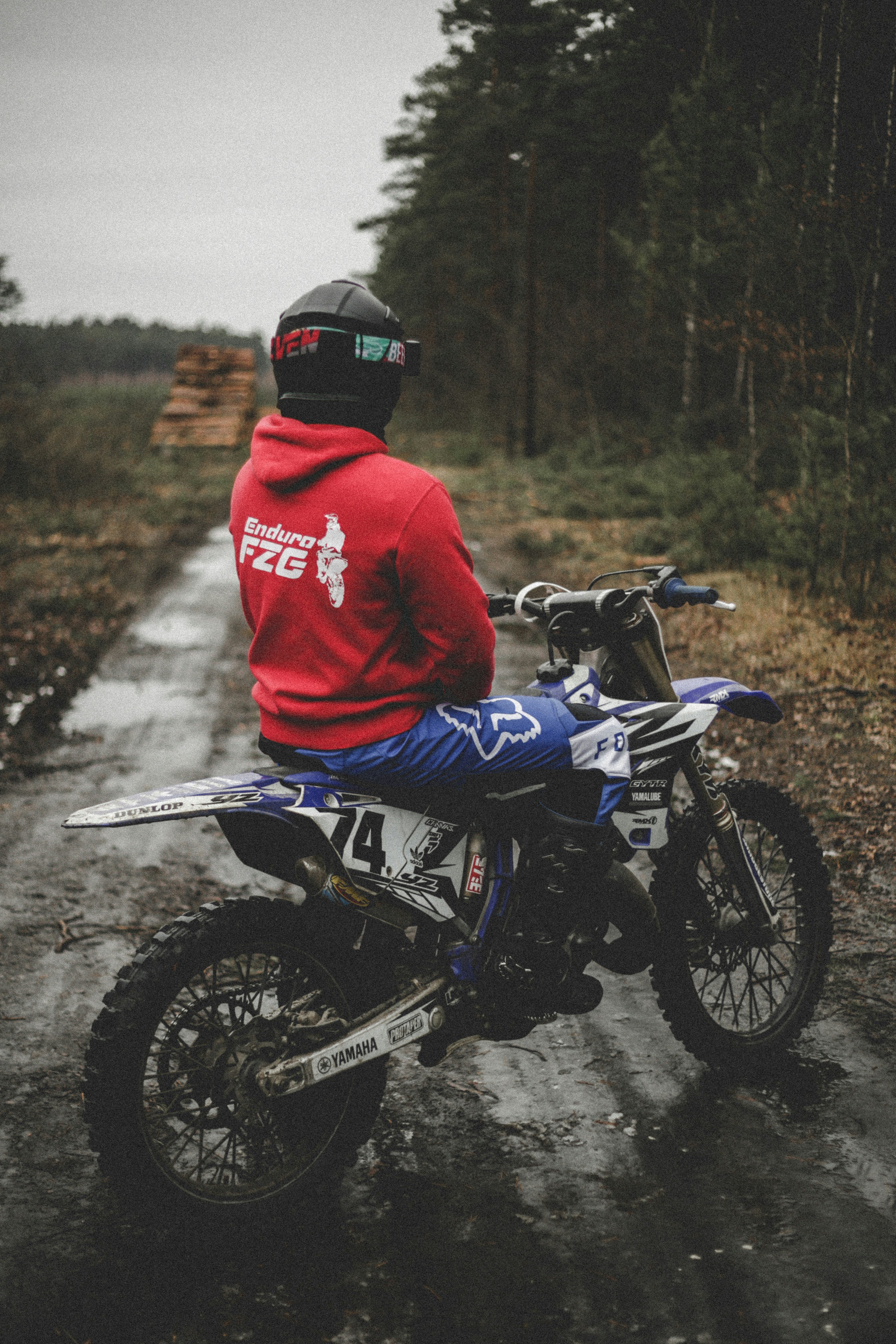 Ein Mann auf einem Dirtbike auf nasser Straße