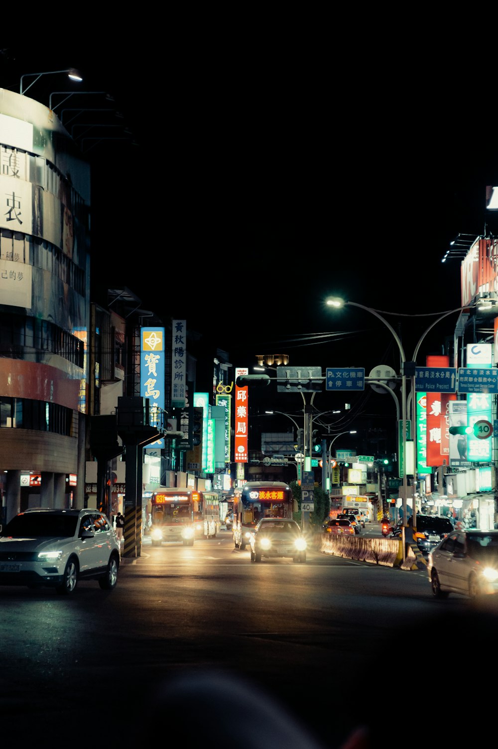 a city street filled with lots of traffic at night