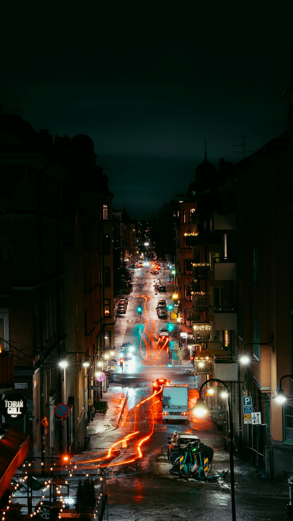 a city street filled with lots of traffic at night