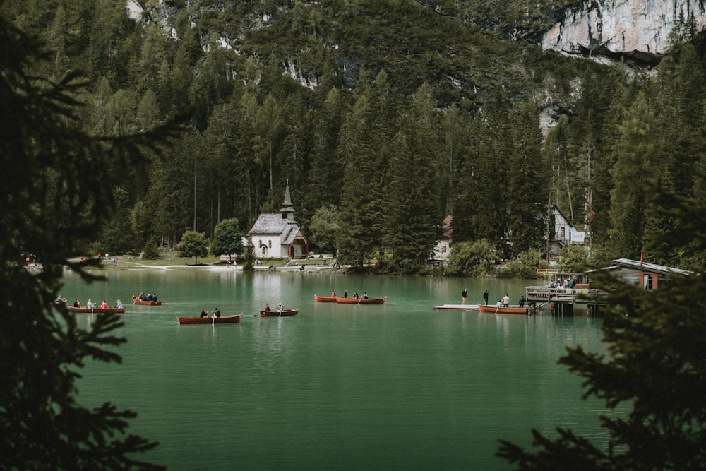 Un gruppo di persone in canoa su un lago