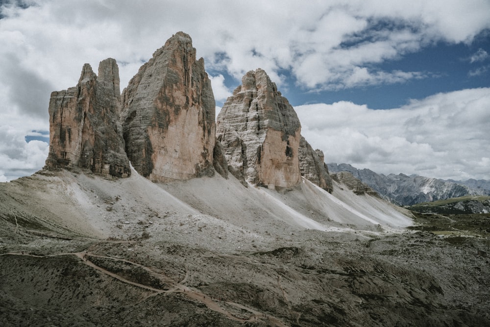 um grupo de rochas sentadas no topo de uma montanha