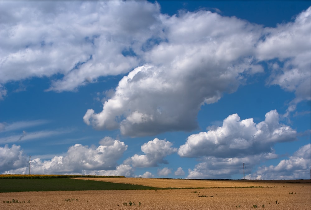 Un campo con poche nuvole nel cielo
