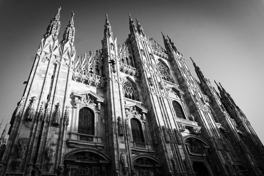 Una foto in bianco e nero di una cattedrale