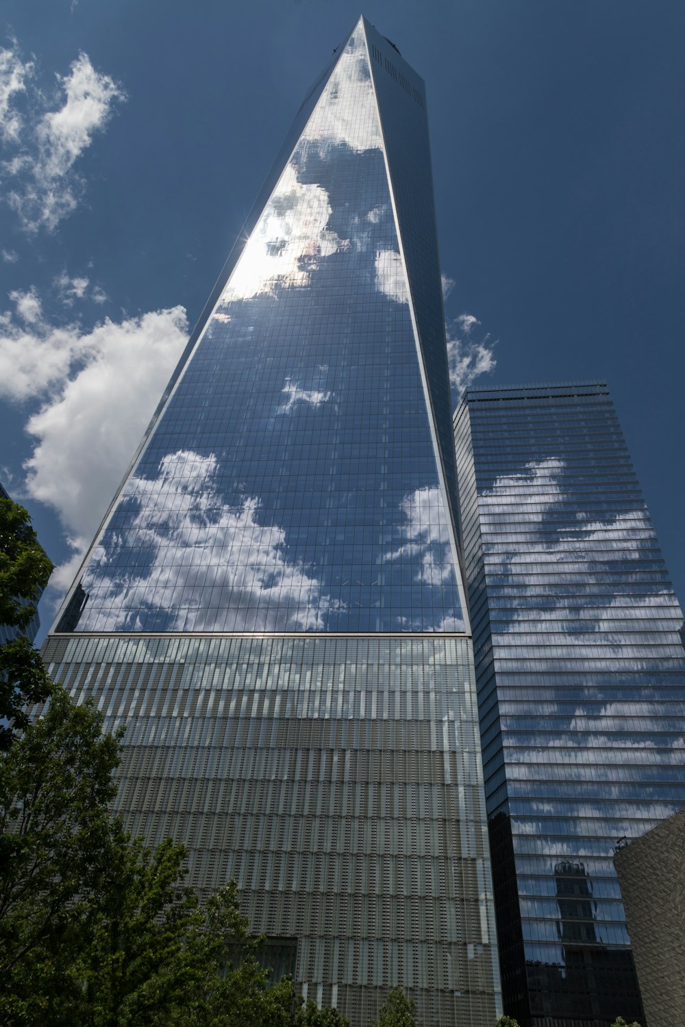 um edifício muito alto com um fundo do céu