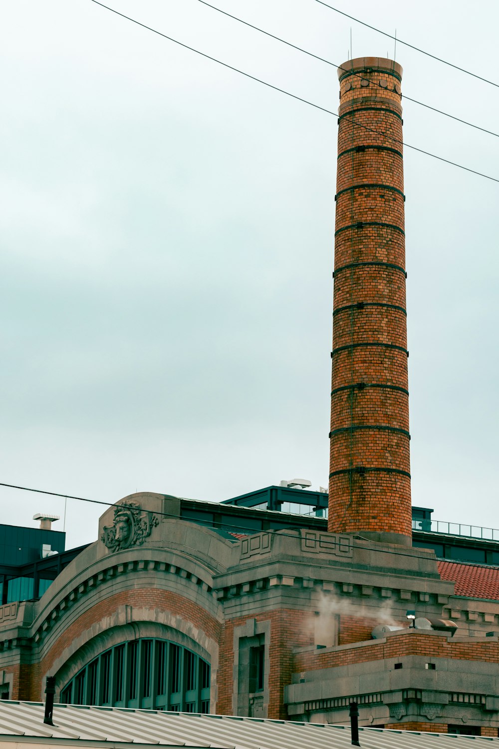 un'alta torre di mattoni seduta accanto a un edificio