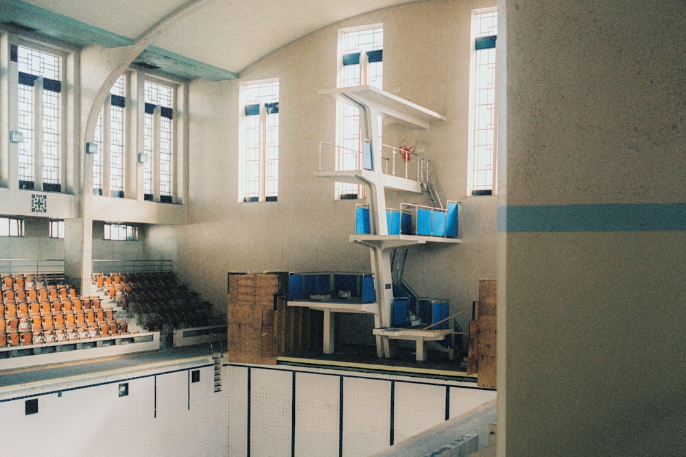 an empty swimming pool with a ladder in the middle of it