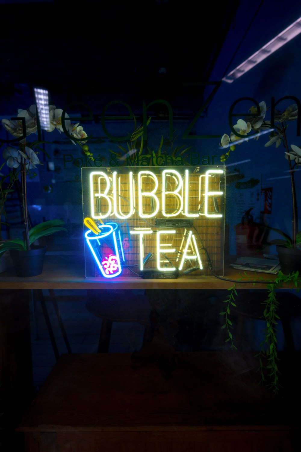 a neon sign that reads bubble tea