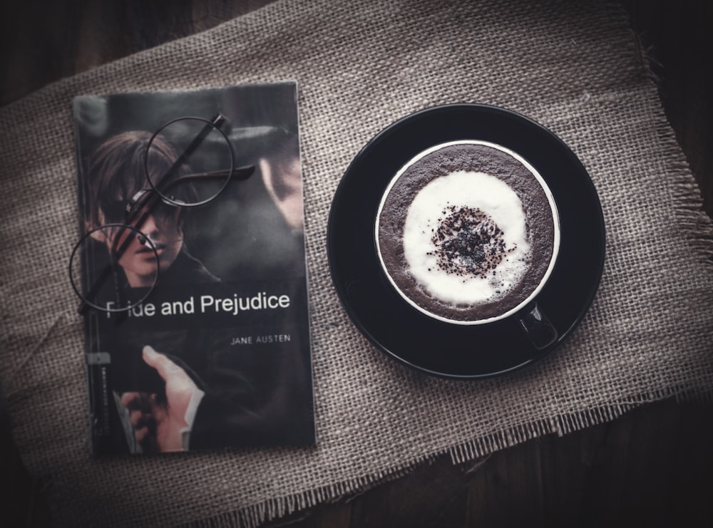 Eine Tasse Kaffee und ein Buch auf einem Tisch