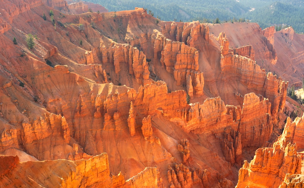 Una veduta aerea di un canyon in montagna