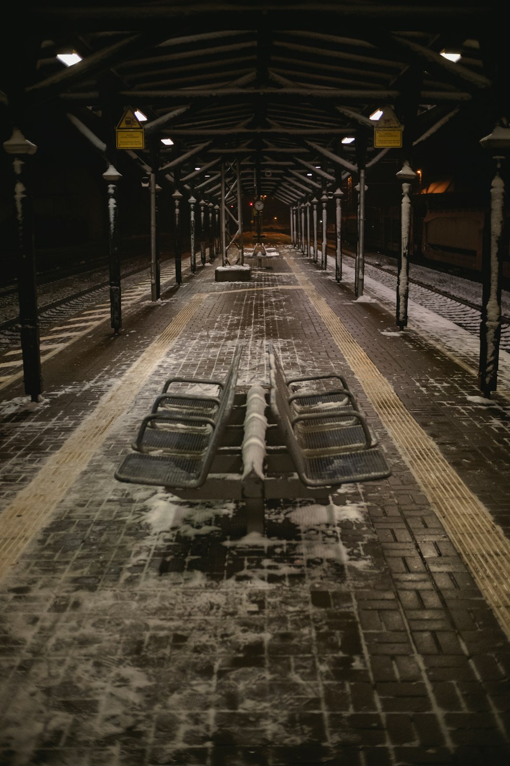 Une gare couverte de neige la nuit