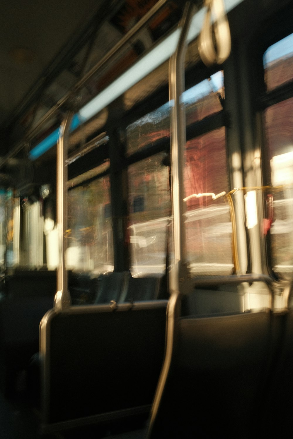 uma foto borrada de um ônibus de transporte público