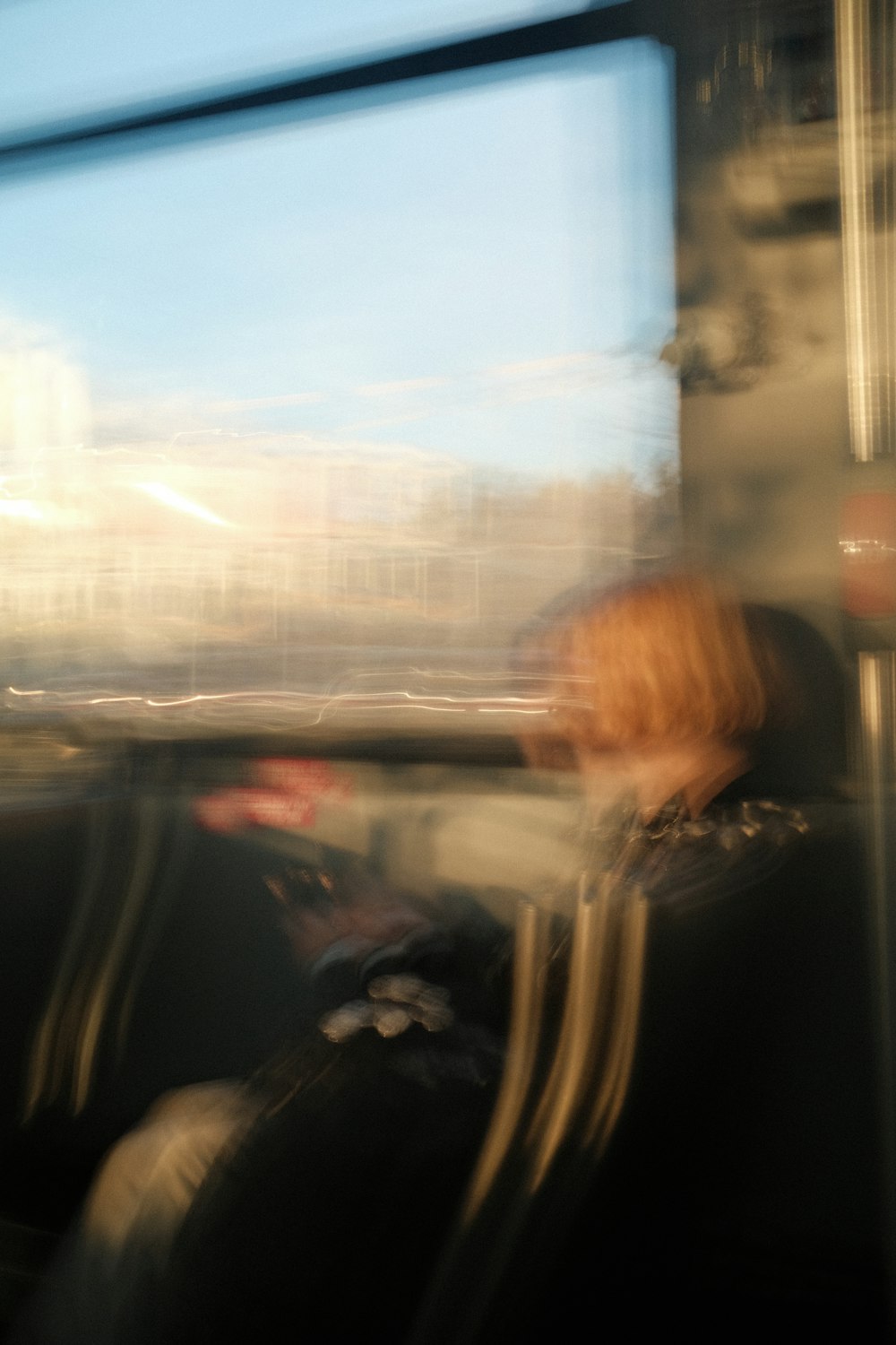 Ein verschwommenes Foto einer Person, die in einem Bus sitzt
