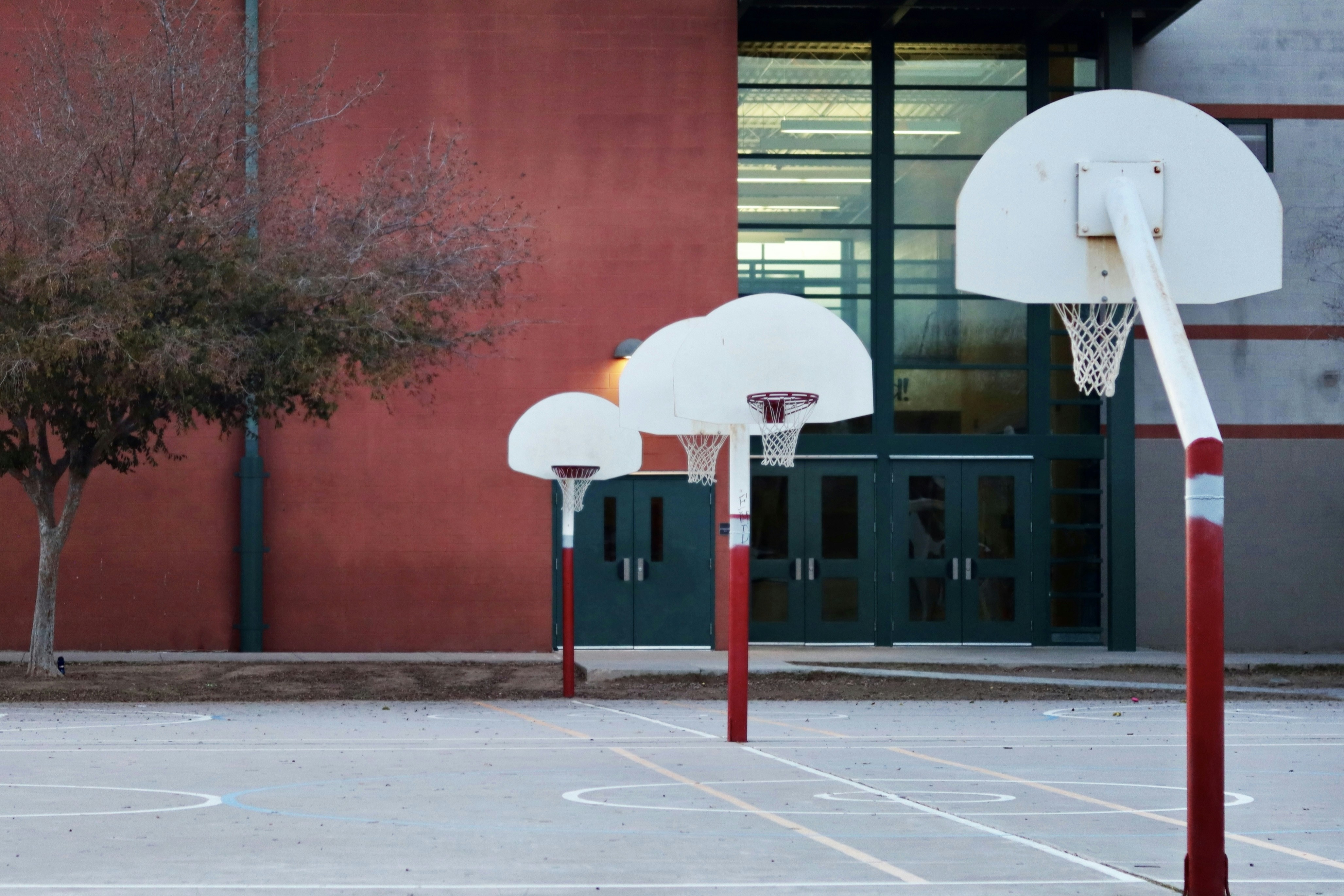 Entrenador de baloncesto dando indicaciones en un tiempo muerto