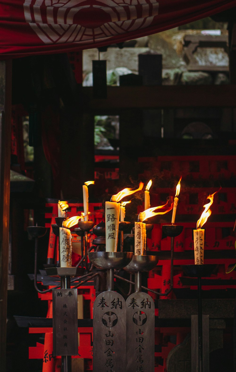 Eine Gruppe brennender Kerzen sitzt auf einem Tisch