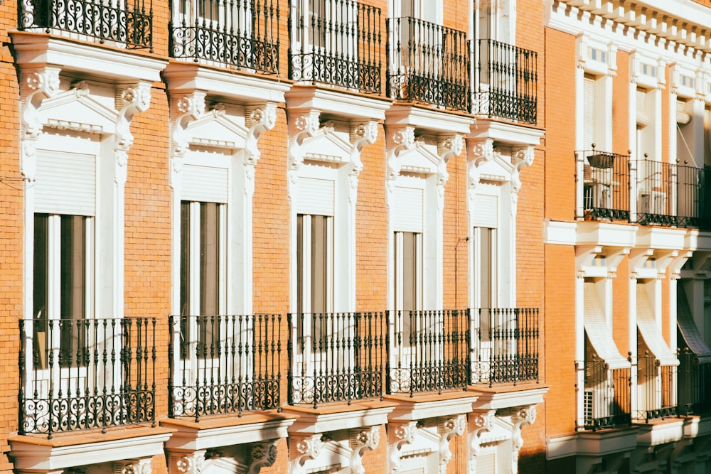 un grand immeuble avec des balcons et des balcons sur les balcons