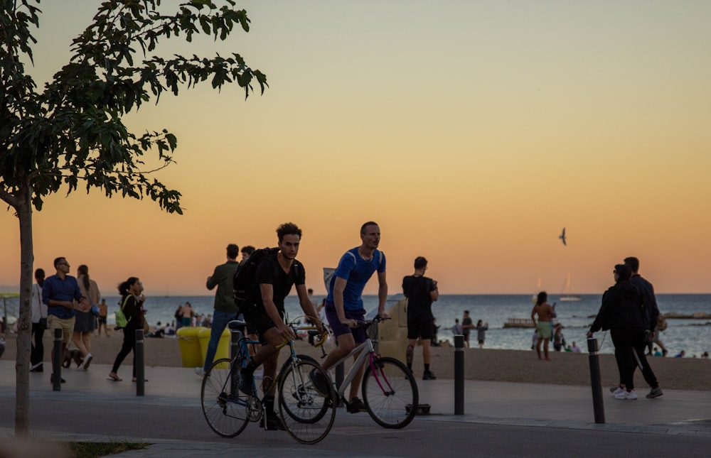 Un couple d’hommes à vélo dans une rue