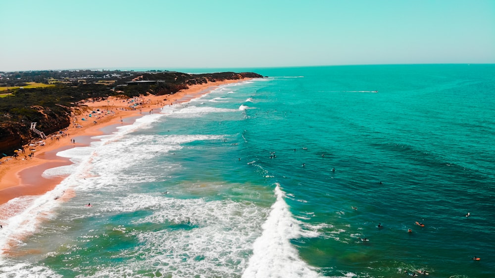 Una vista de una playa con gente nadando en el agua