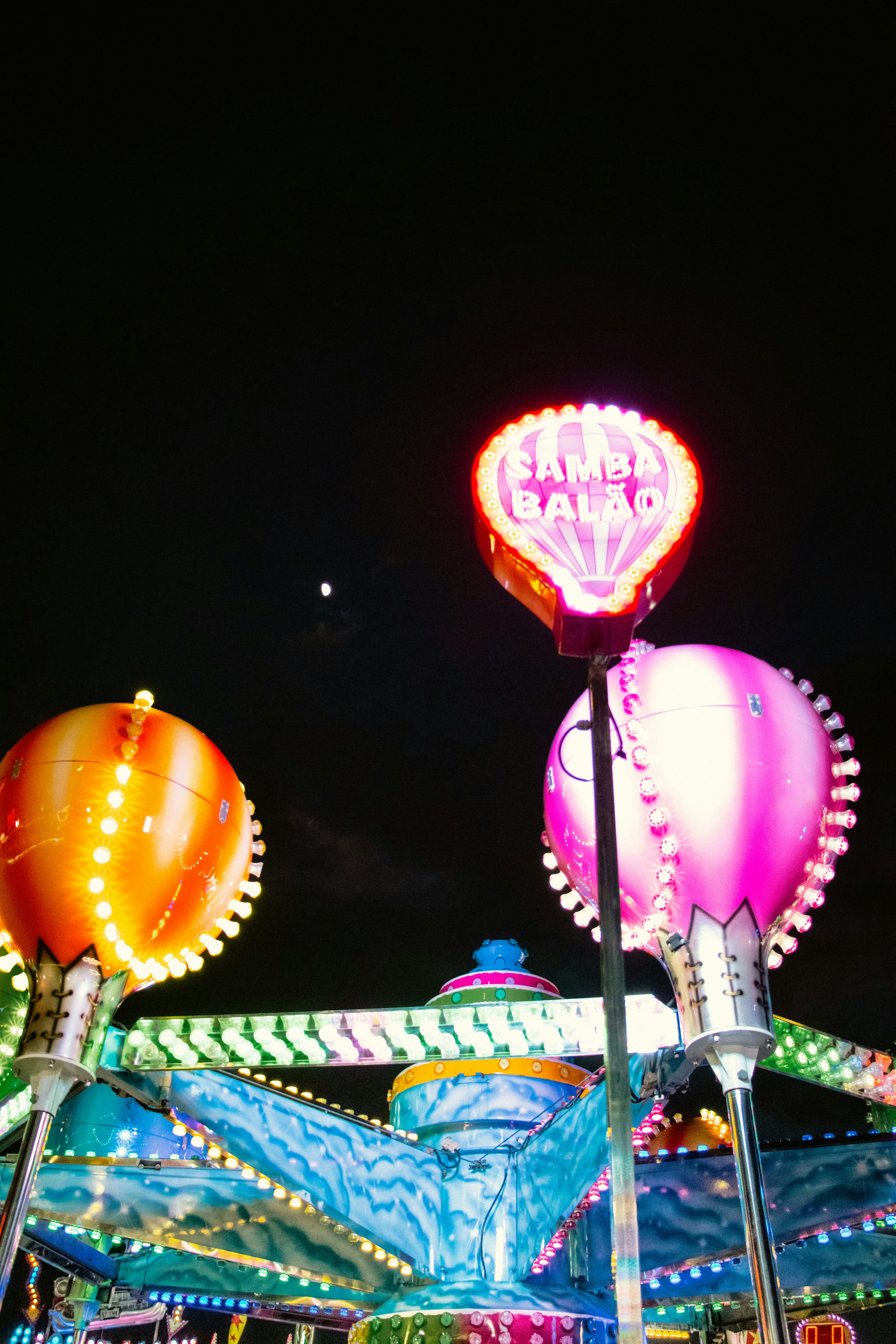 Ein Karneval bei Nacht mit Lichtern und Fahrgeschäften