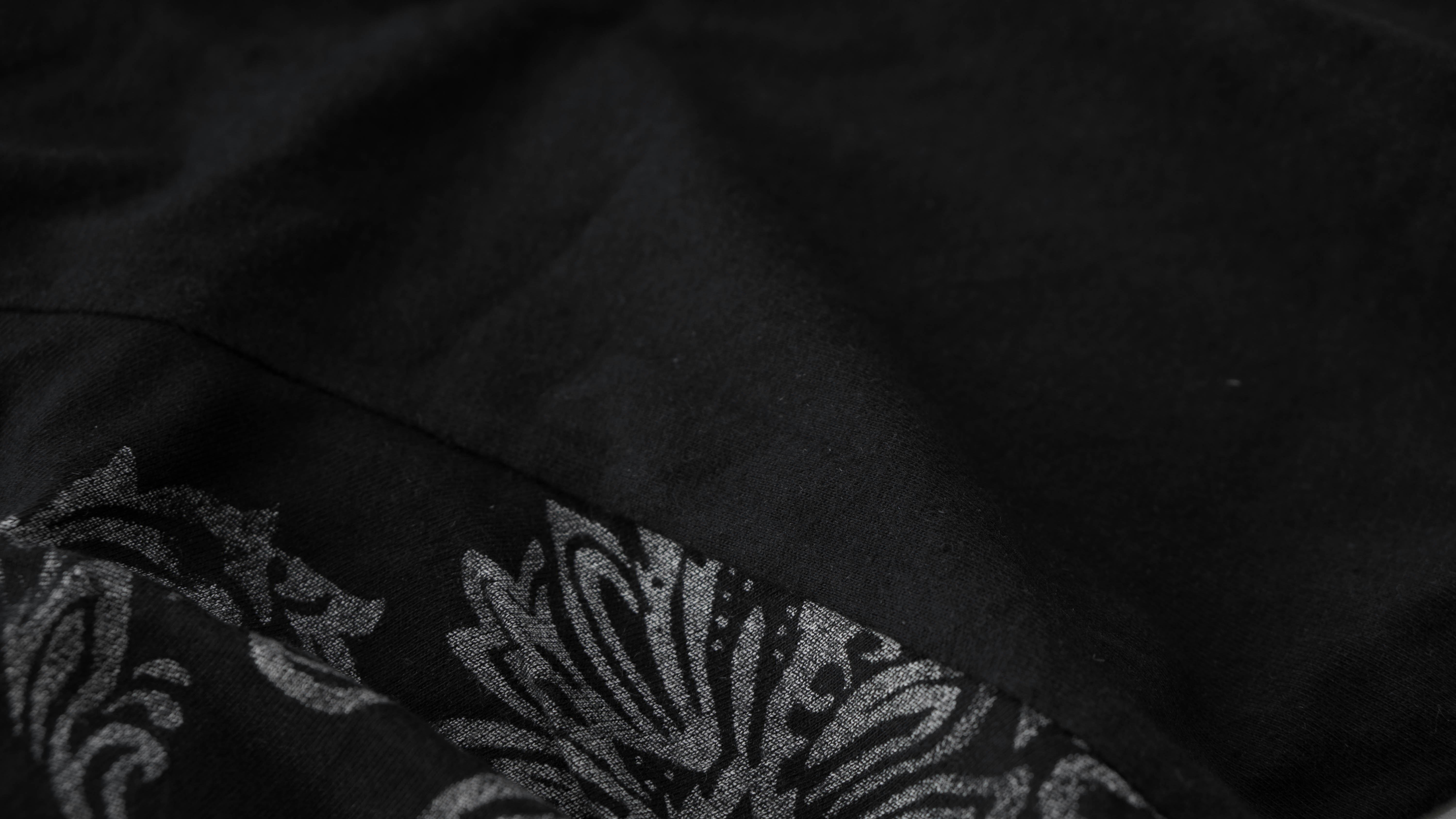 close-up kemeja hitam dengan pola di atasnya