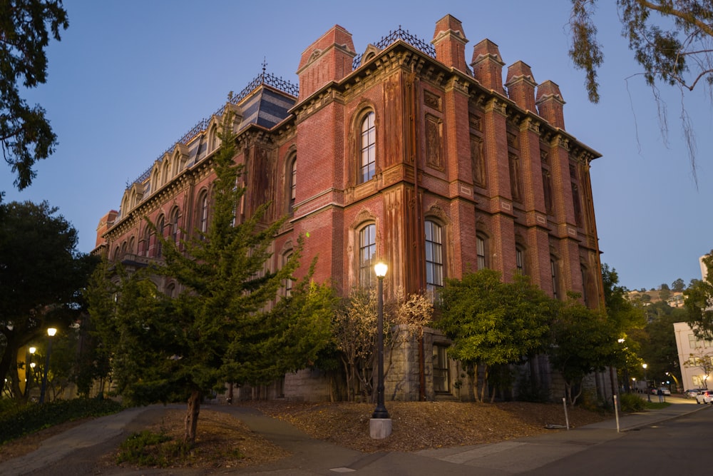 Un grand bâtiment en briques avec beaucoup de fenêtres